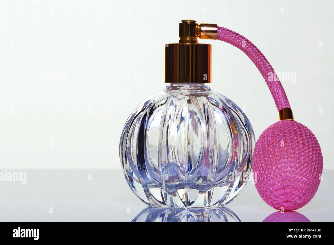 Kristallglas Parfüm Zerstäuber mit rosa Pumpe und gold Deckel, Platz auf der linken Seite des Rahmens zu kopieren. Stockfoto