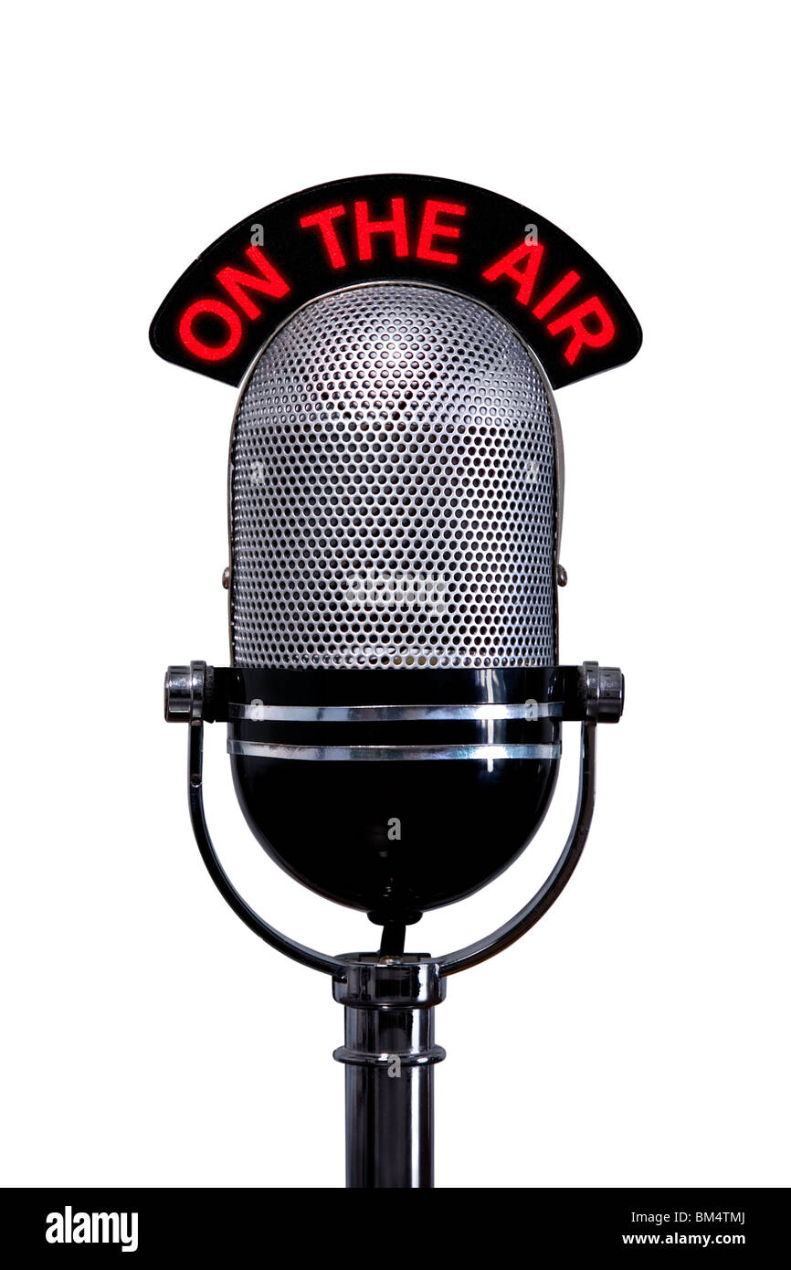 Retro-Mikrofon mit On the Air-Zeichen, isoliert auf einem weißen Hintergrund. Stockfoto