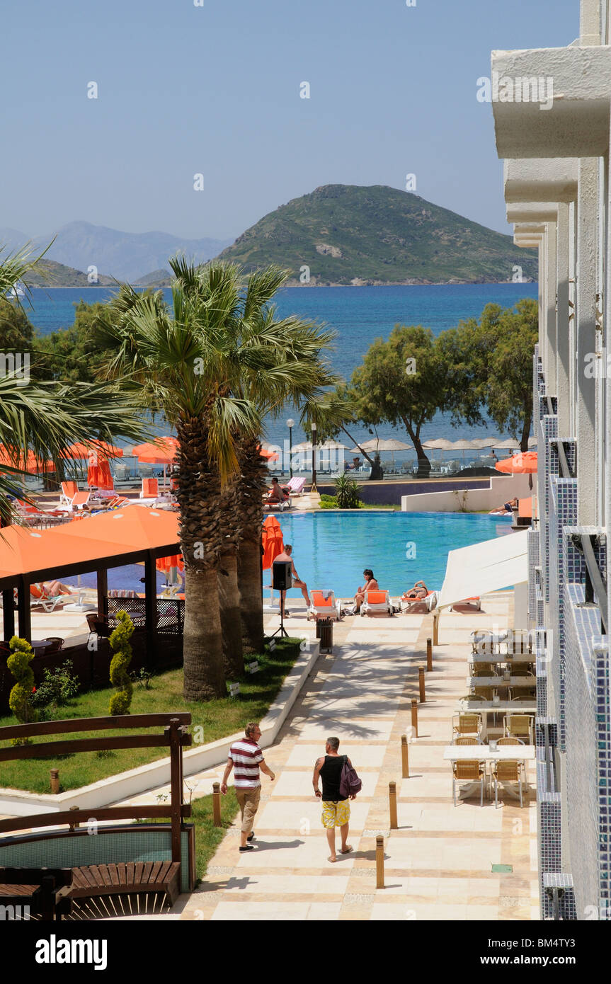 Urlauber entspannen und einen Hotel-Swimmingpool im Badeort von Turgutreis in der Nähe von Bodrum, Türkei Stockfoto