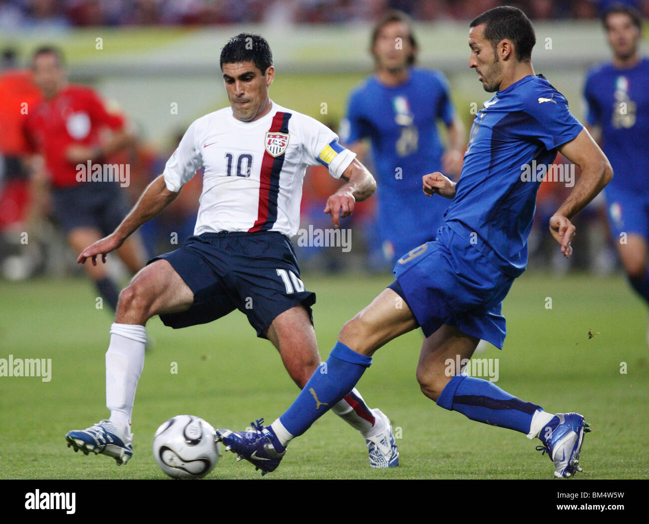 Claudio Reyna der Vereinigten Staaten (l) und Gianluca Zambrotta von Italy (r) wetteifern um den Ball während des Spiels World Cup 2006. Stockfoto