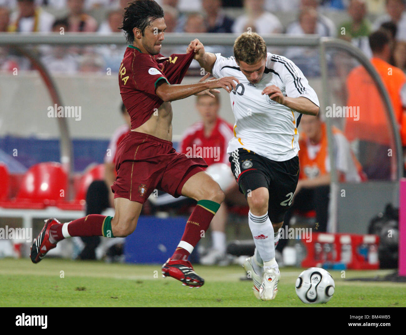 Paulo Ferreira von Portugal (l) wehrt sich gegen Lukas Podolski von Germany (r) während der WM 2006 Dritter Stelle übereinstimmen. Stockfoto