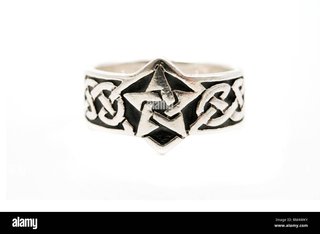 Keltischer Ring mit Stern auf weißem Hintergrund Stockfoto