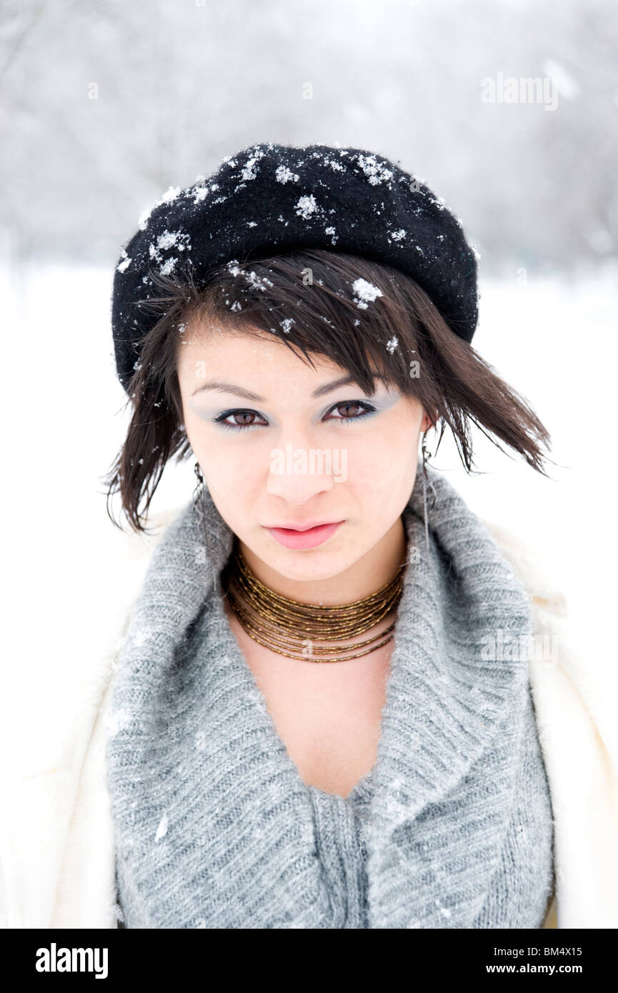 Porträt von schöne junge Frau in den Schnee, London, England, UK Stockfoto