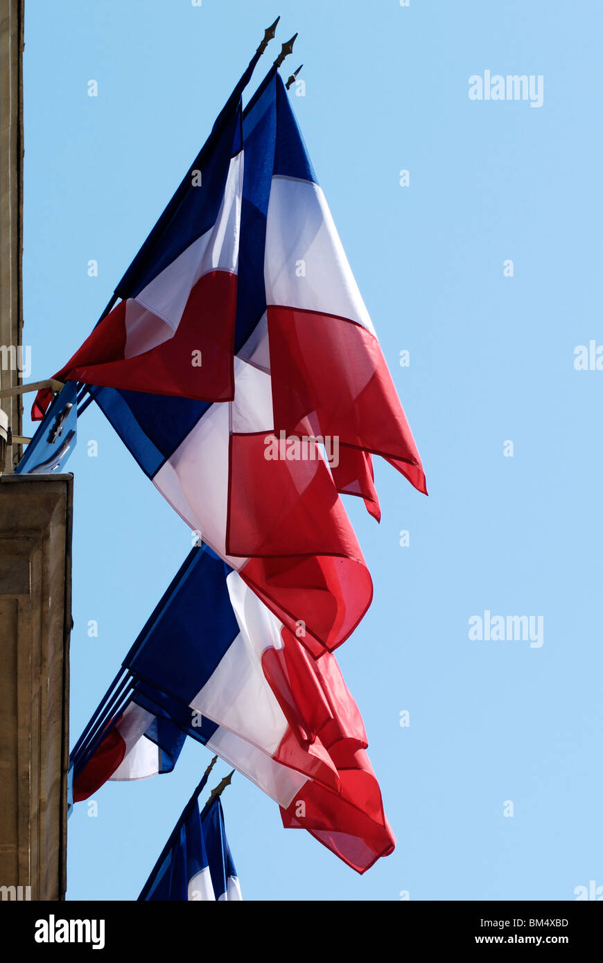 Französische Tricolor (tricolor) Fahnen hängen vor der Polizeistation in Cannes. Frankreich Stockfoto