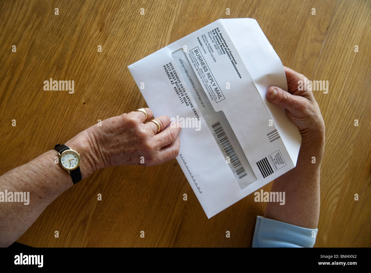 Ein abgeschlossenes 2010 US-Zensus-Formular kann per Post an das Census Bureau. Beachten Sie Barcode für die Verarbeitung. Stockfoto