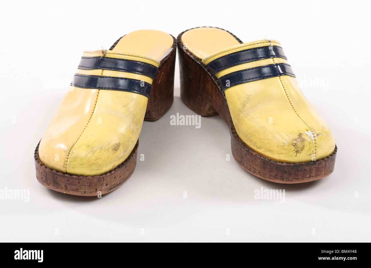 Alte, abgenutzte Vintage Clogs. Stockfoto