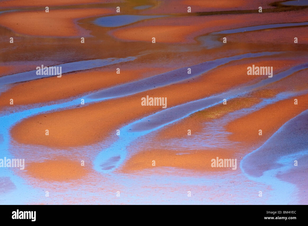 Bunter Sand Muster in Applecross Bay bei Ebbe, Wester Ross Schottland West Küste Hochland Großbritannien UK 2010 Stockfoto