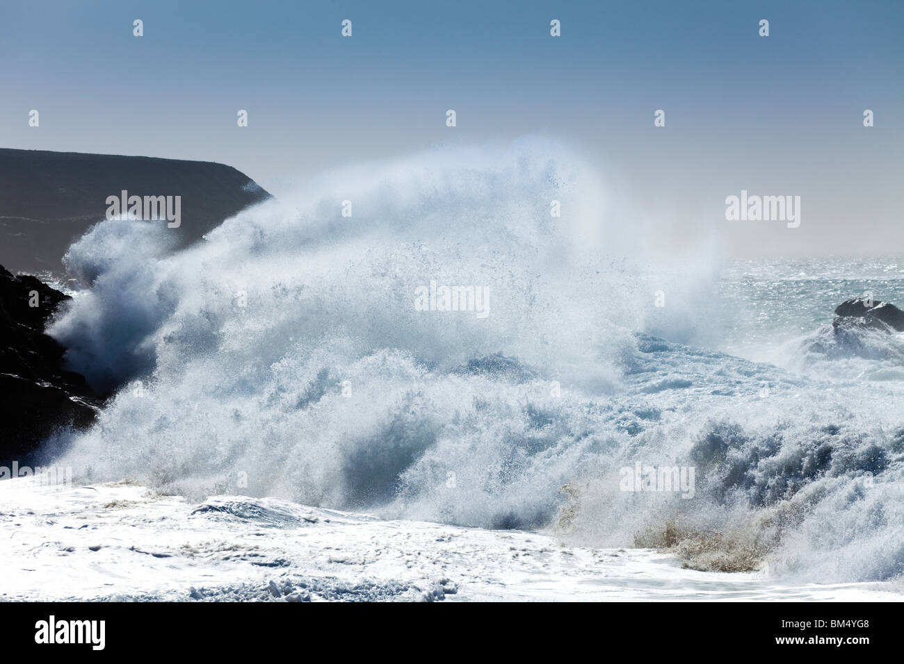 Atlantic Seegang mit großen Wellen auf den Strand von Ajuy auf der Kanarischen Insel Fuerteventura Stockfoto