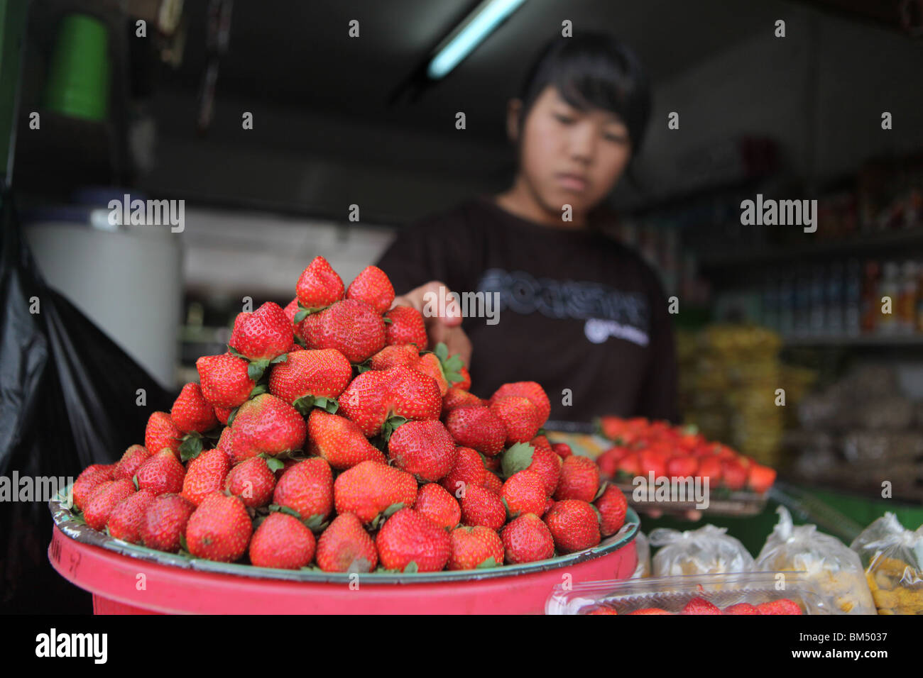Obstüberguss und andere Früchte für den Verkauf in Bedugul Markt, im Hochland von zentral-Bali, Indonesien. Stockfoto