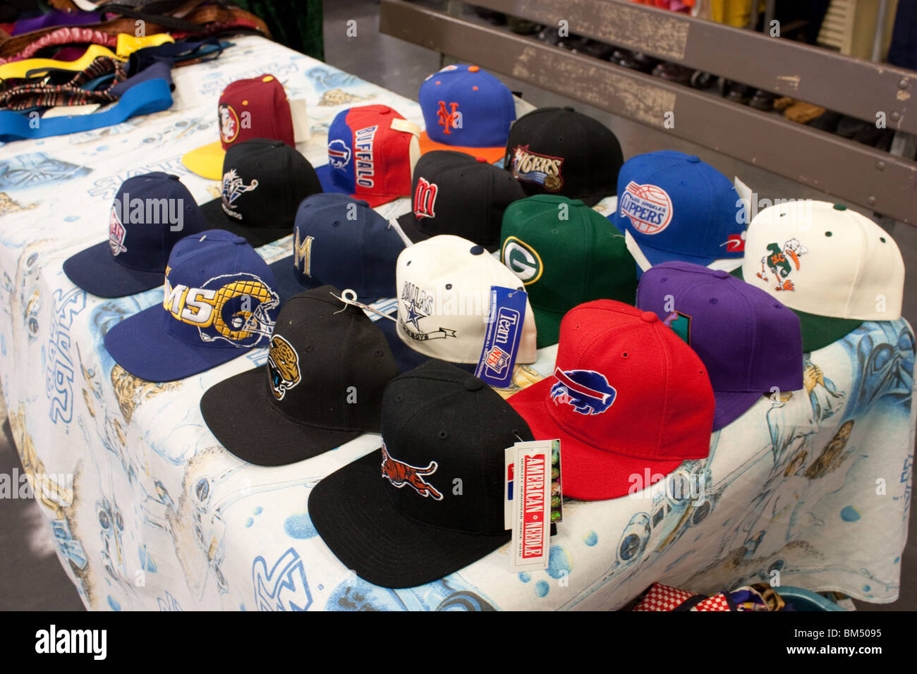 Baseball-Kappen auf den Tisch-Verkauf Stockfoto