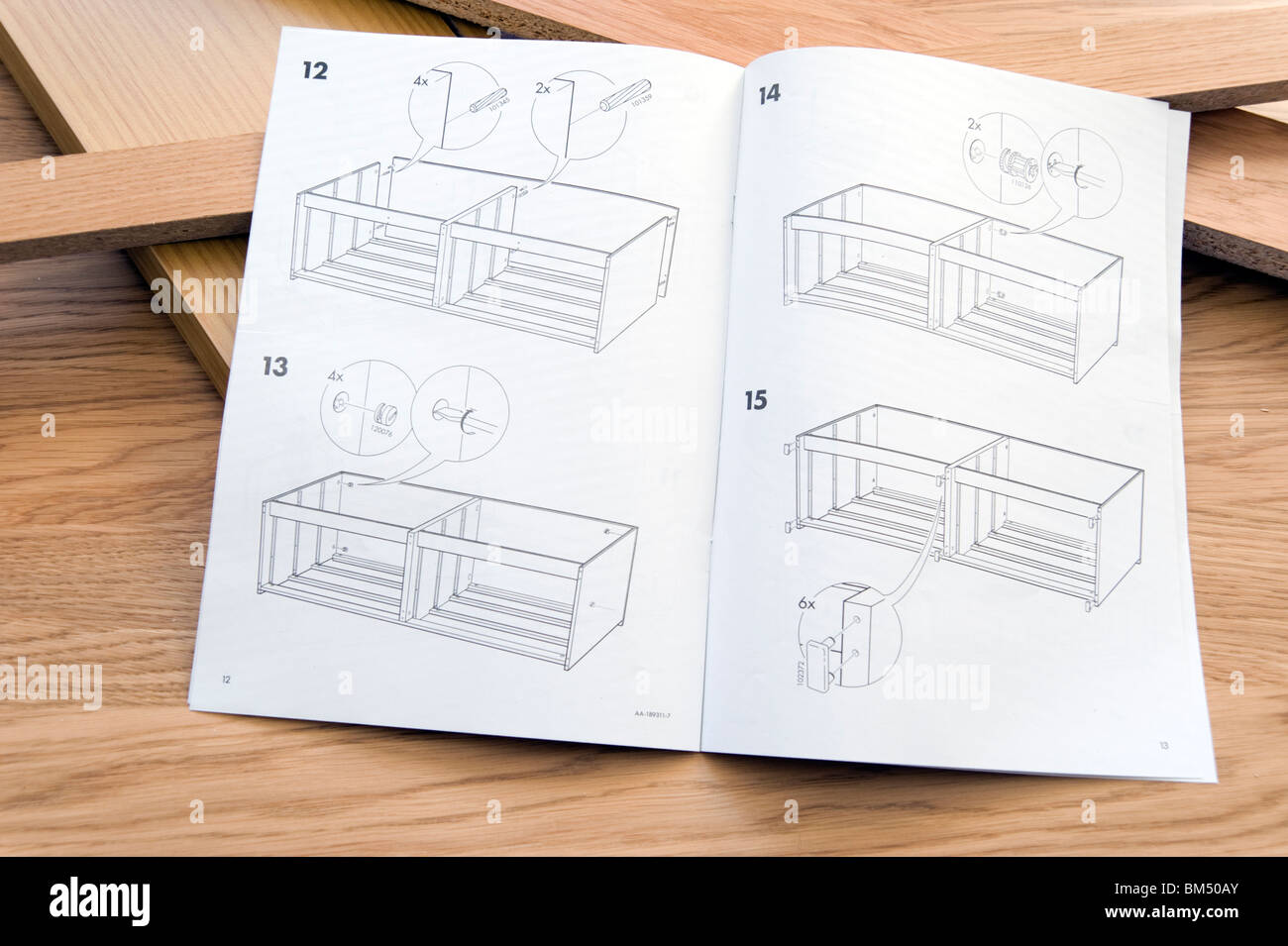 Selbstmontage Anleitung für Ikea Flachgehäuse Möbel Stockfoto