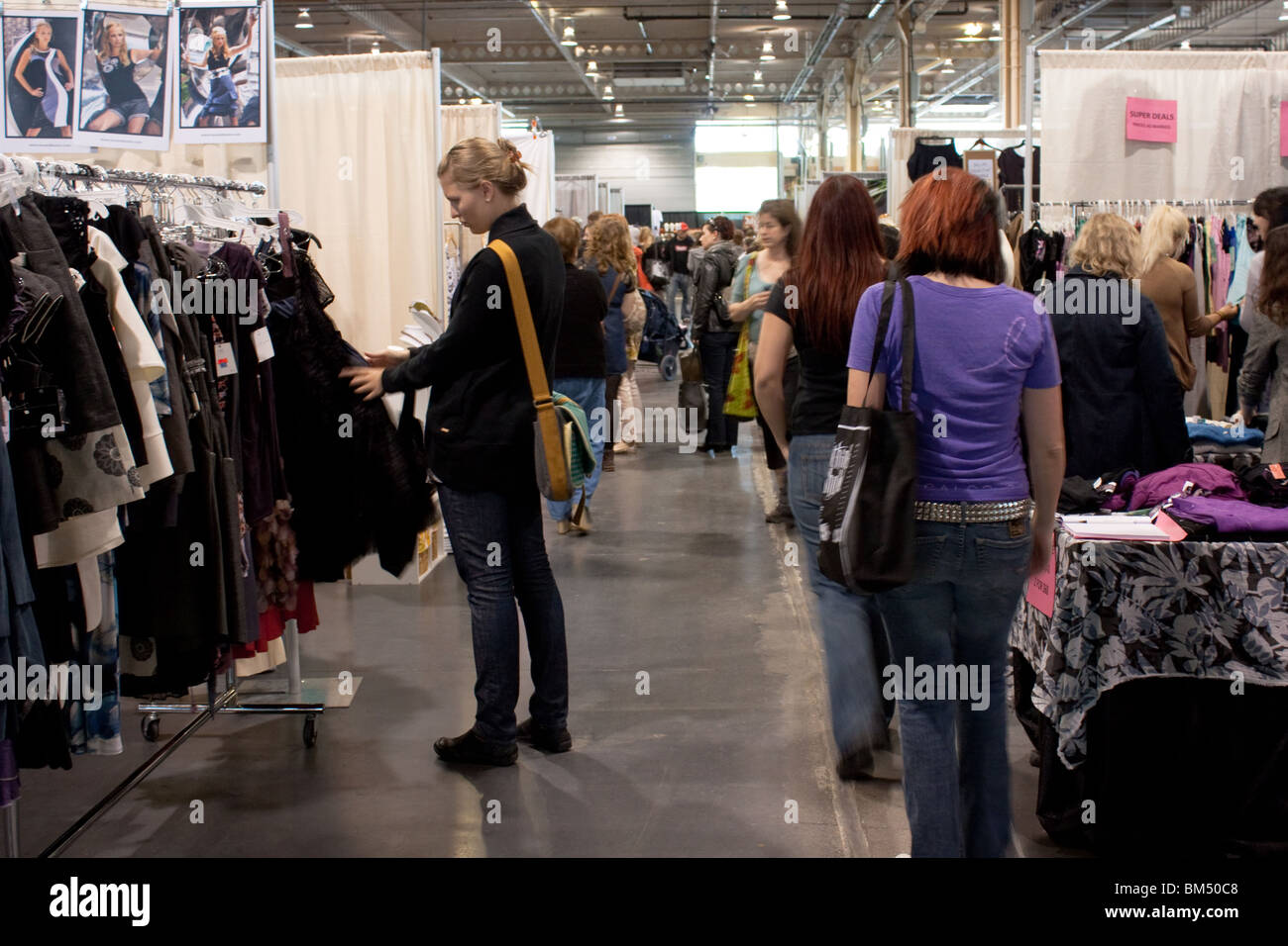 Markt einkaufen beschäftigt Menge Frauen Shopper Stockfoto