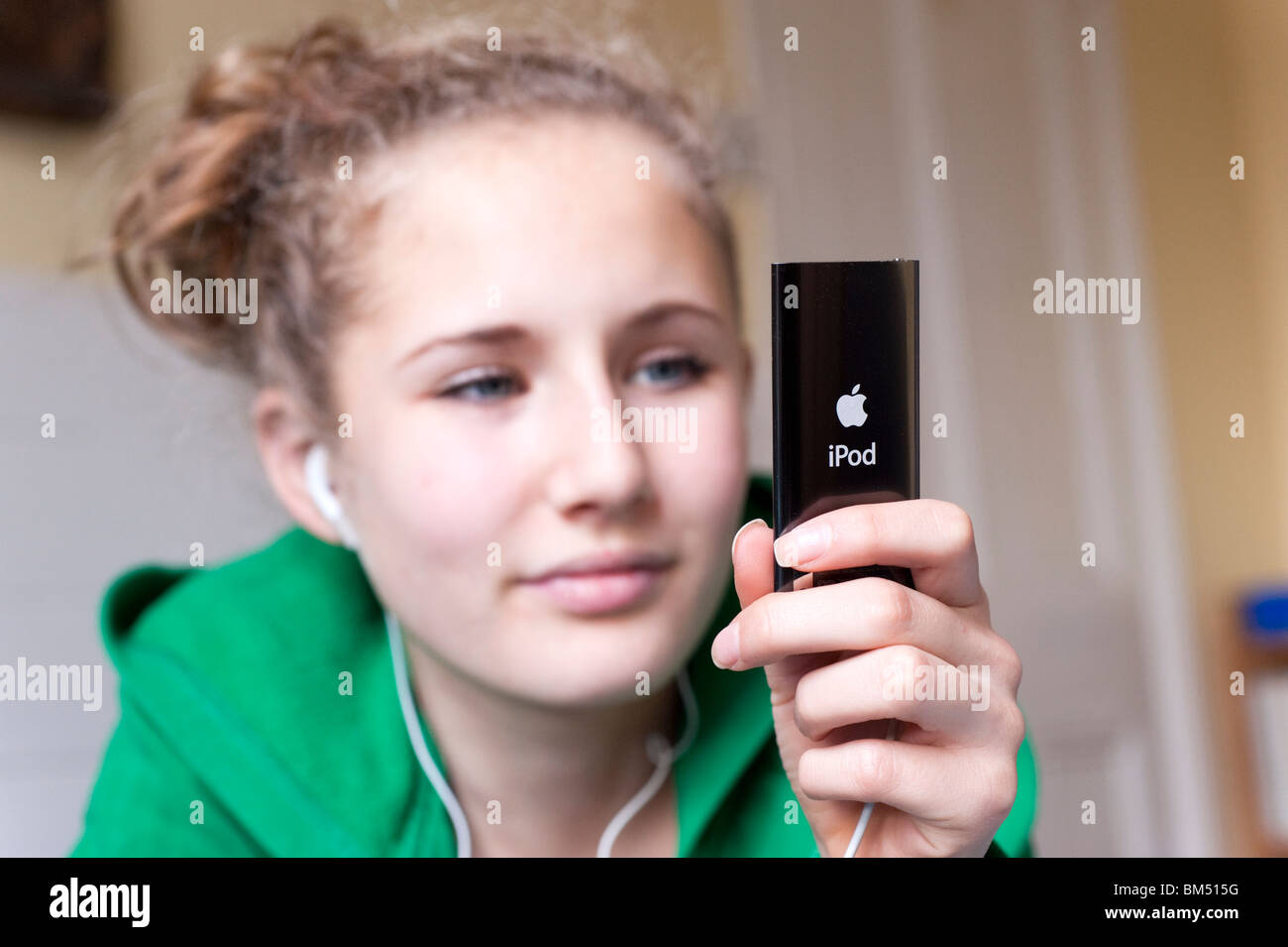 Teenager, anhören von Musik auf iPod, England, England, UK Stockfoto
