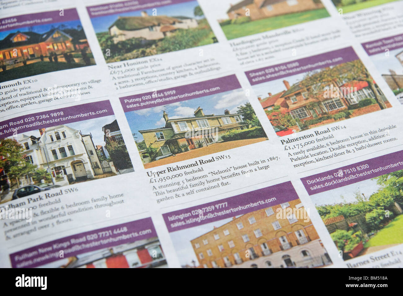Häuser für Verkauf Anzeigen in Zeitungen, London, England, UK Stockfoto