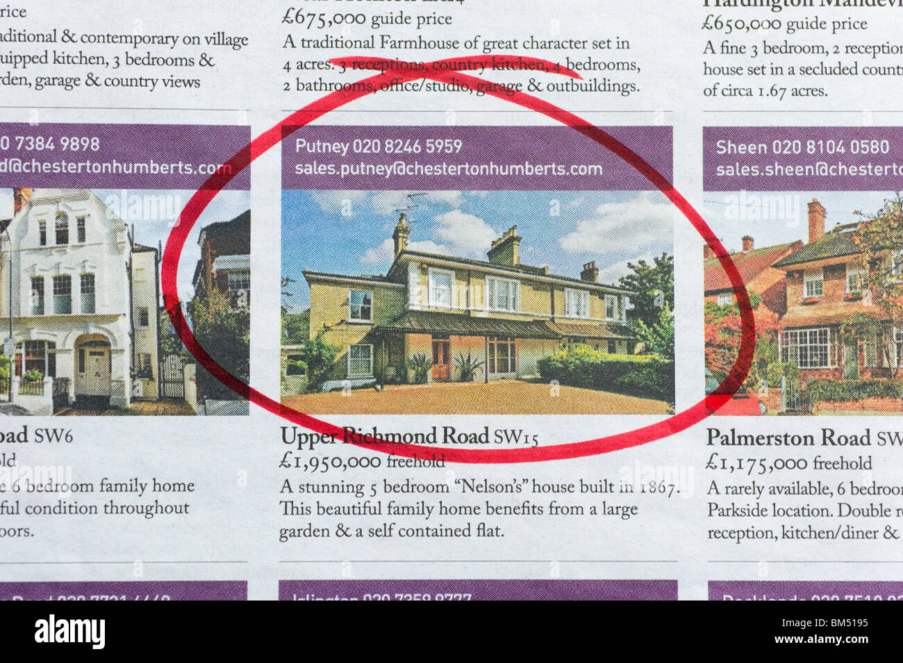 Häuser für Verkauf Anzeigen eingekreist Zeitung, London, England, UK Stockfoto