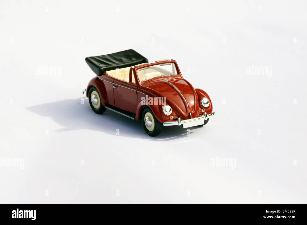 Sammlerstück Druckguss Spielzeugmodell des Volkswagen Käfer Cabrio auf weißem Hintergrund Stockfoto