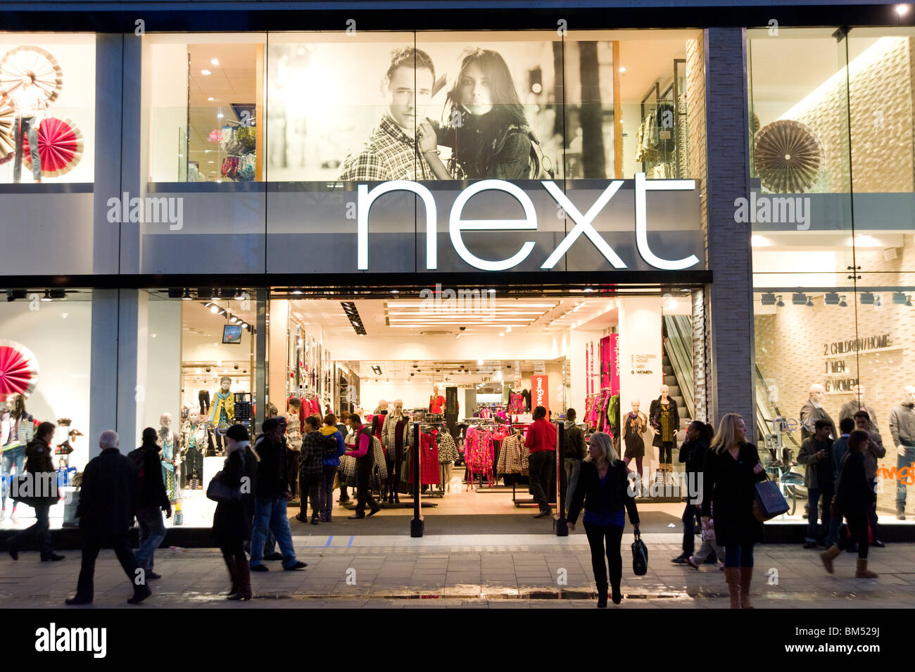 Late-Night shopping im nächsten auf Oxford Straße, London, England, UK Stockfoto
