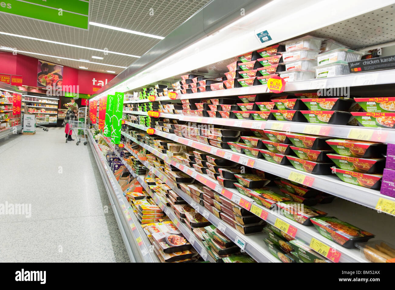 Gekühlte Fertiggerichte in Asda Supermarkt, UK Stockfoto