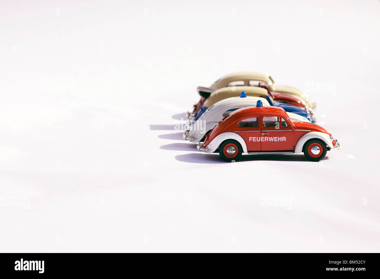 Sammlerstück Druckguss Spielzeugmodell der vier Volkswagen Käfer Autos auf weißem Hintergrund Stockfoto