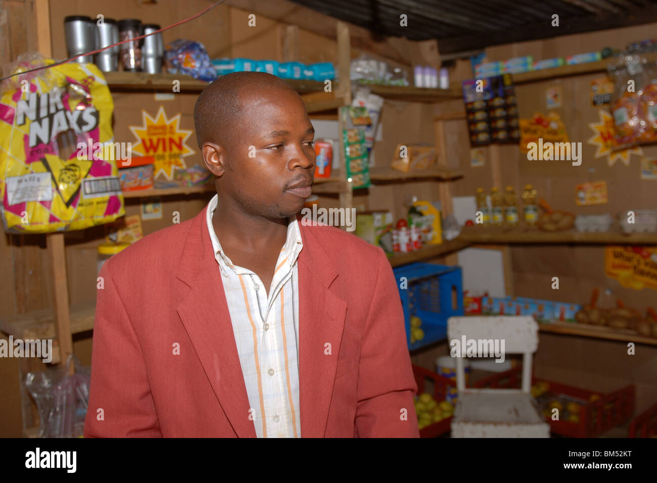 Stolzer Ladenbesitzer in seinem Geschäft in der Gemeinde Zolani in Südafrika Stockfoto
