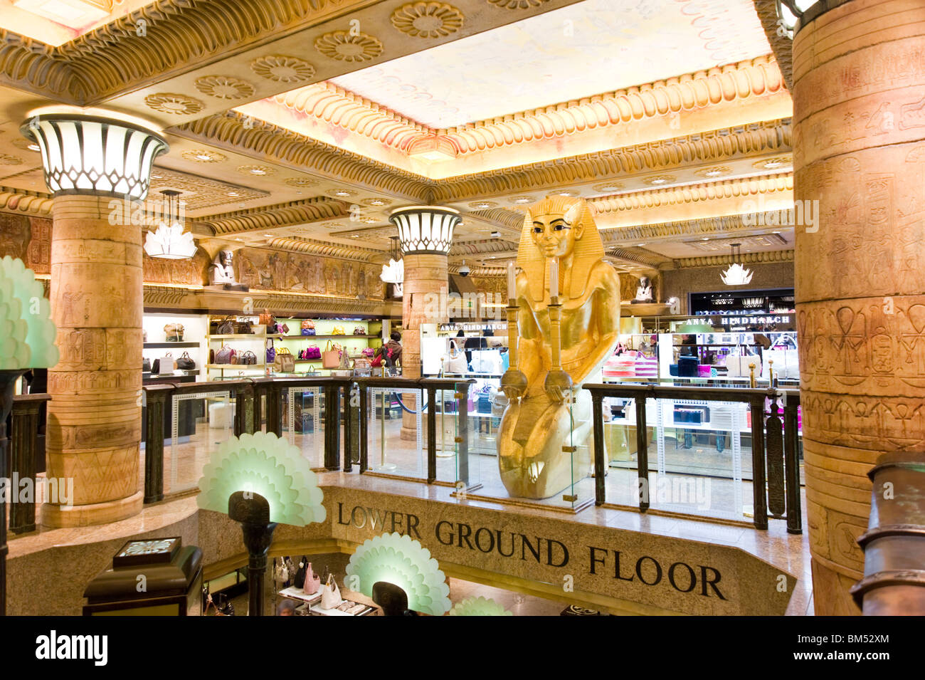 Der ägyptische Raum im Harrods Kaufhaus, London, England, UK Stockfoto