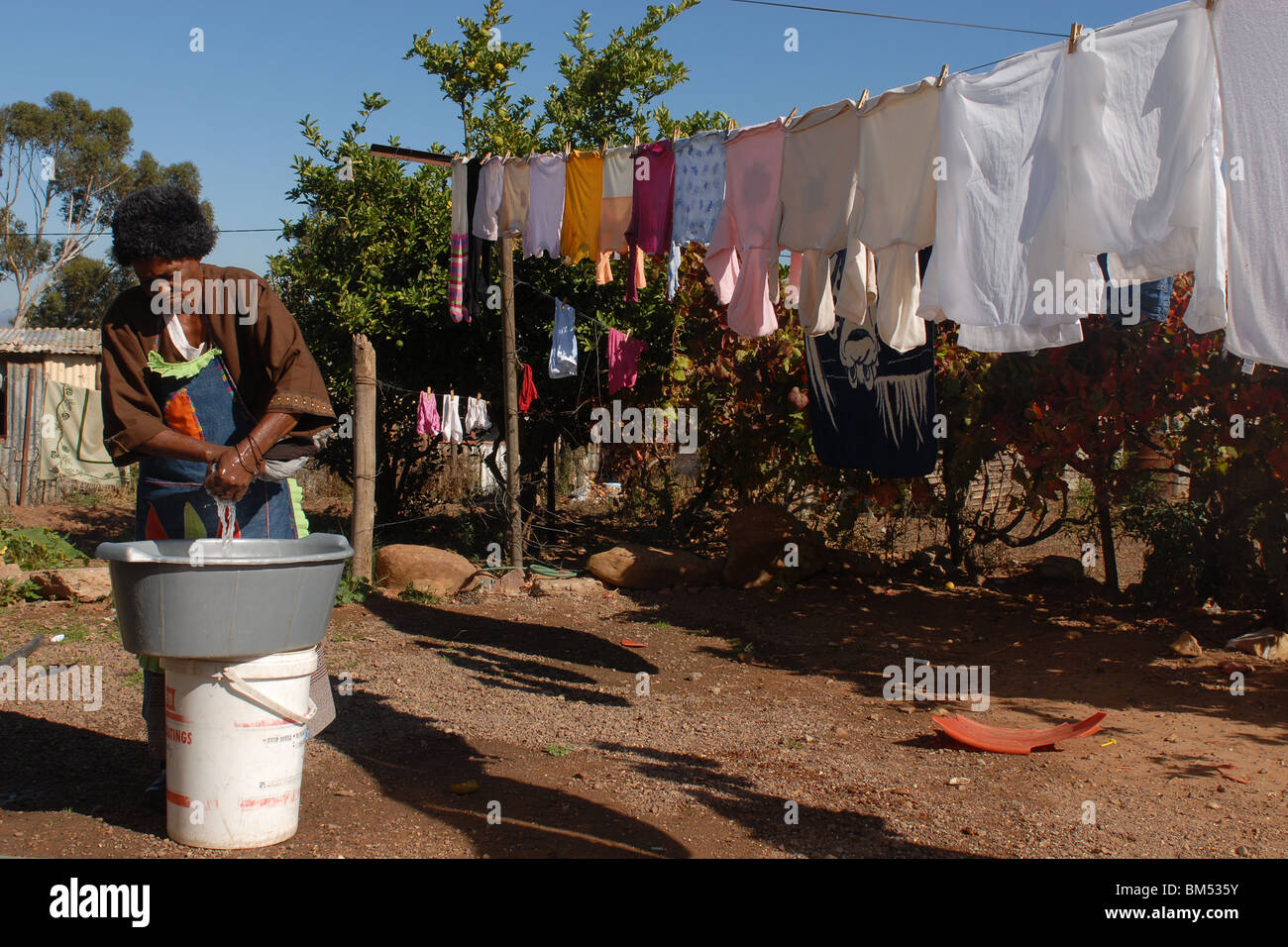 Frau waschen außerhalb Stockfoto
