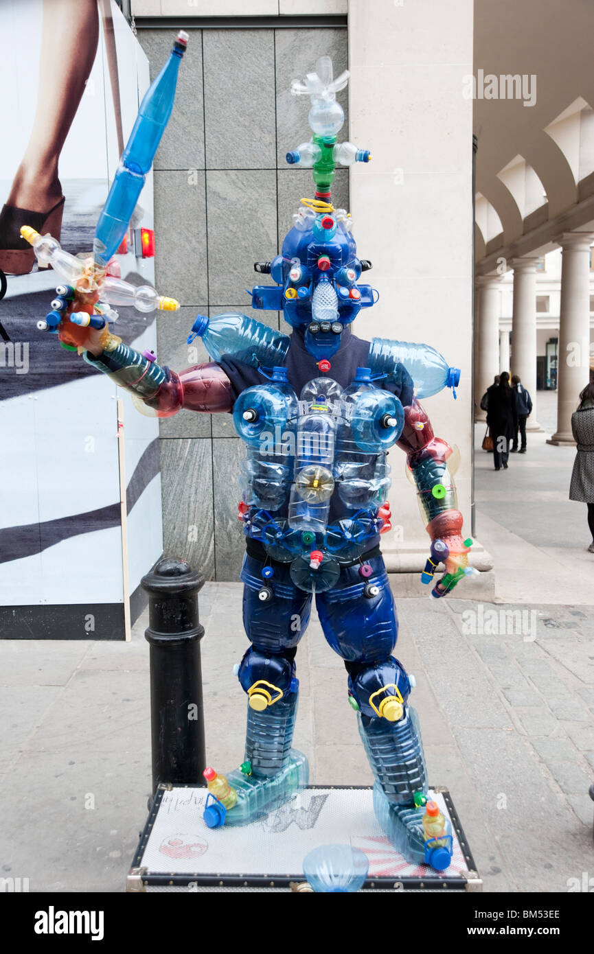 Menschliche Statue mit recycelten Plastikflaschen in Covent Garden, London, UK Stockfoto