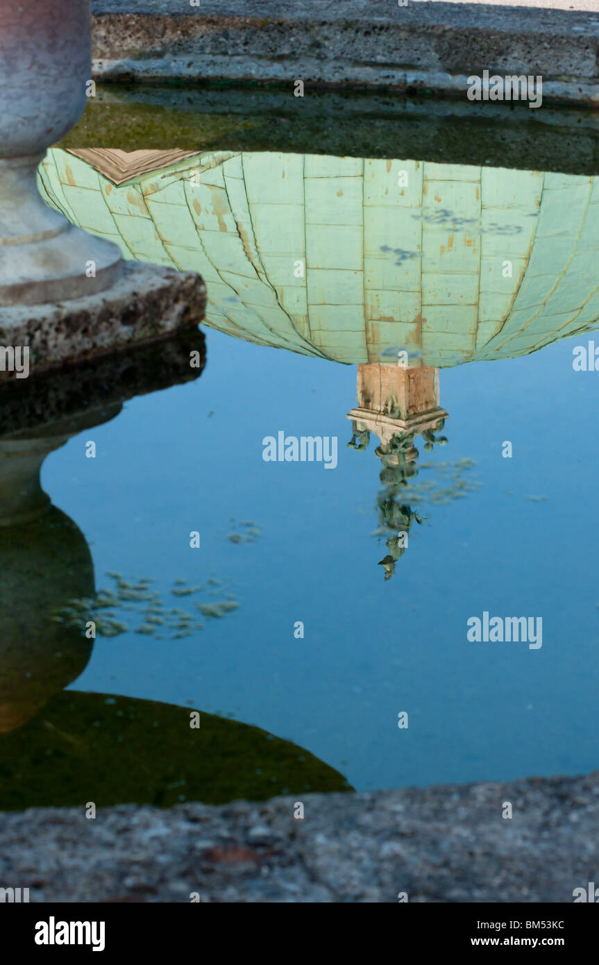 Hofgarten Brunnen Wasserreflexionen des Diana Tempels in München. Stockfoto