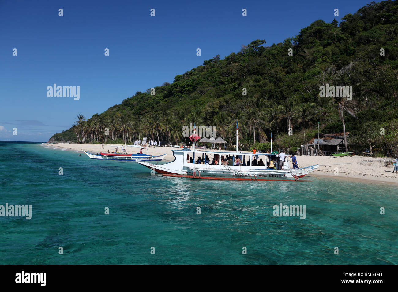 Boote am Puka Beach am nördlichen Ende der Insel Barocay in der Region Visayas Philippinen. Stockfoto