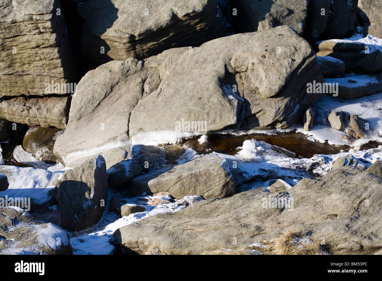 Die gefrorenen Kurs von The River Kinder an Kinder Untergang Kinder Scout Derbyshire in England Stockfoto