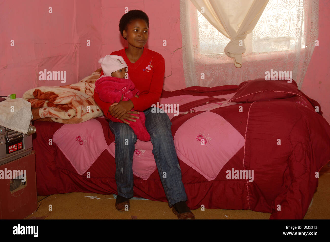Eine Dame und Het Kind im Township Zolani in Südafrika Stockfoto
