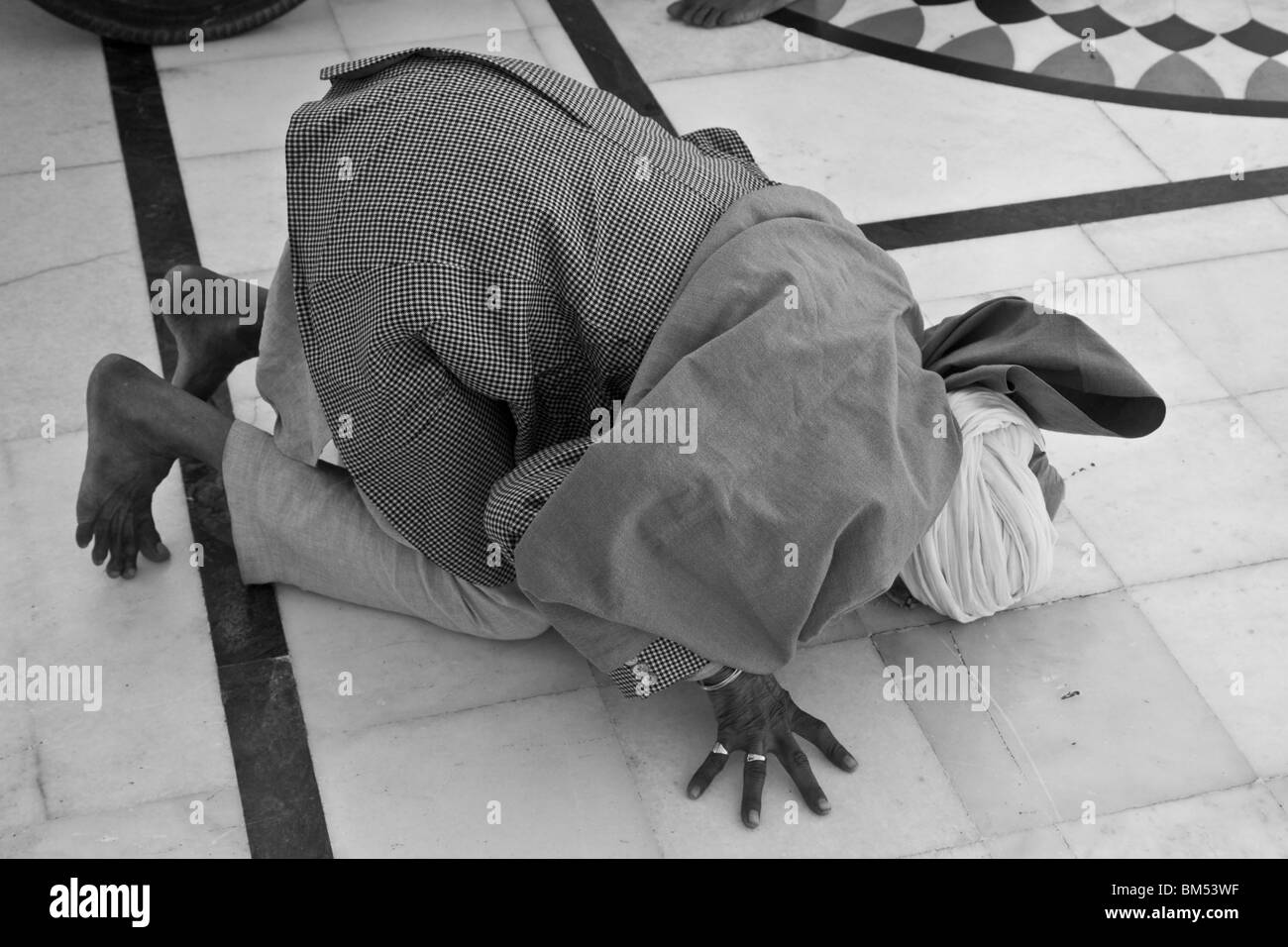 Ein Mann betet an den goldenen Tempel von Amritsar Stockfoto