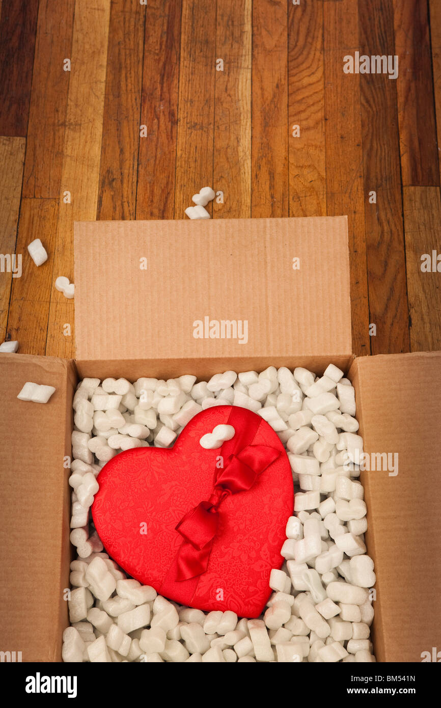 Valentinstag Geschenk der Pralinenherstellung Herzen in eine Karte breite Box Stockfoto