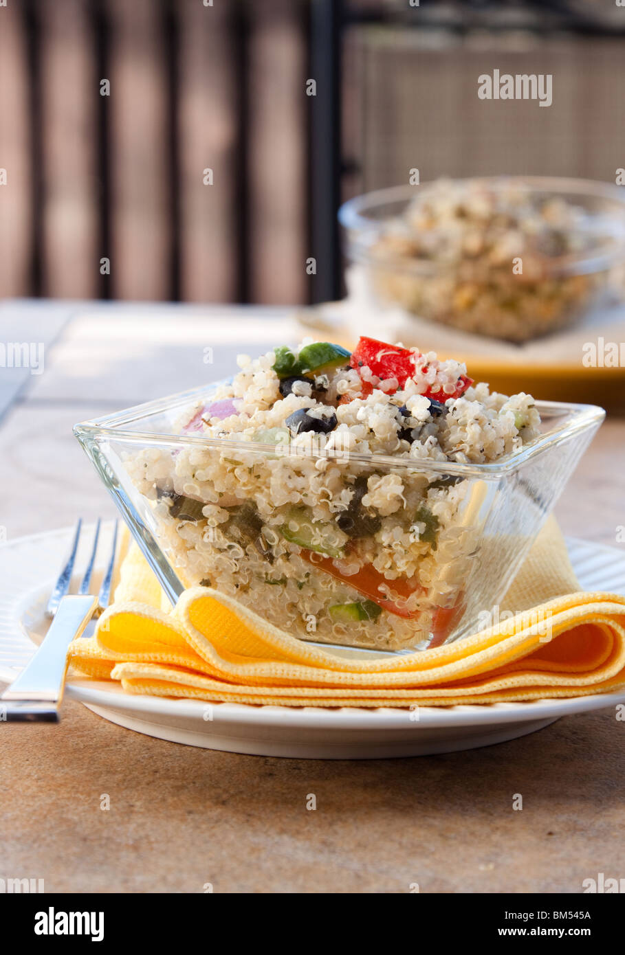 Quinoa-Feta-Käse-Salat Stockfoto