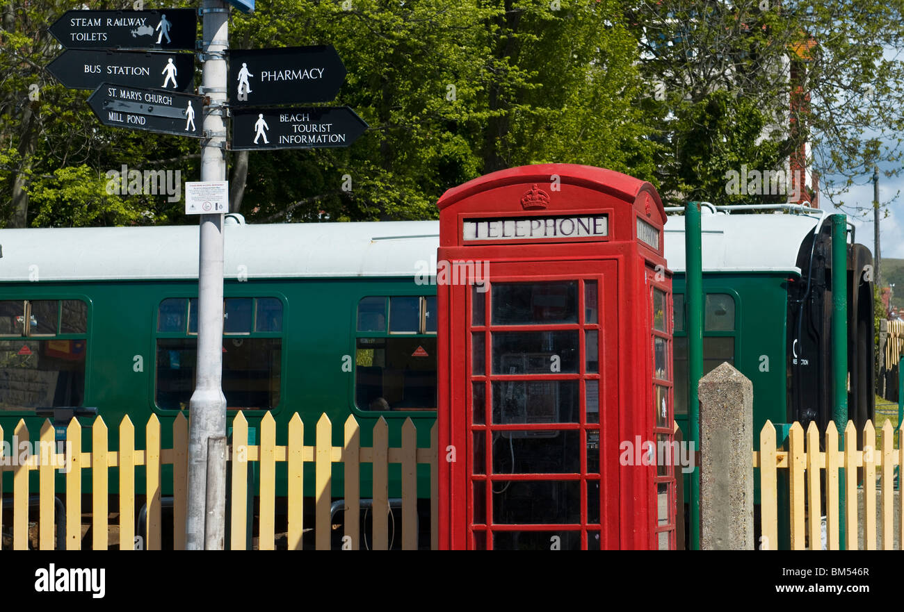 1950s 1960s traditionelle rote Telefonbox und alte 50s 60er Jahre Eisenbahnwaggon am Swanage Bahnhof Dorset UK Stockfoto