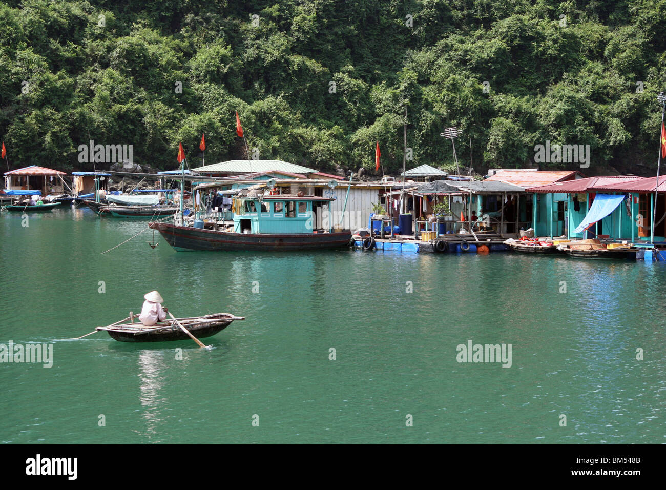 Schwimmendes Dorf in Halong Bucht, Vietnam Stockfoto