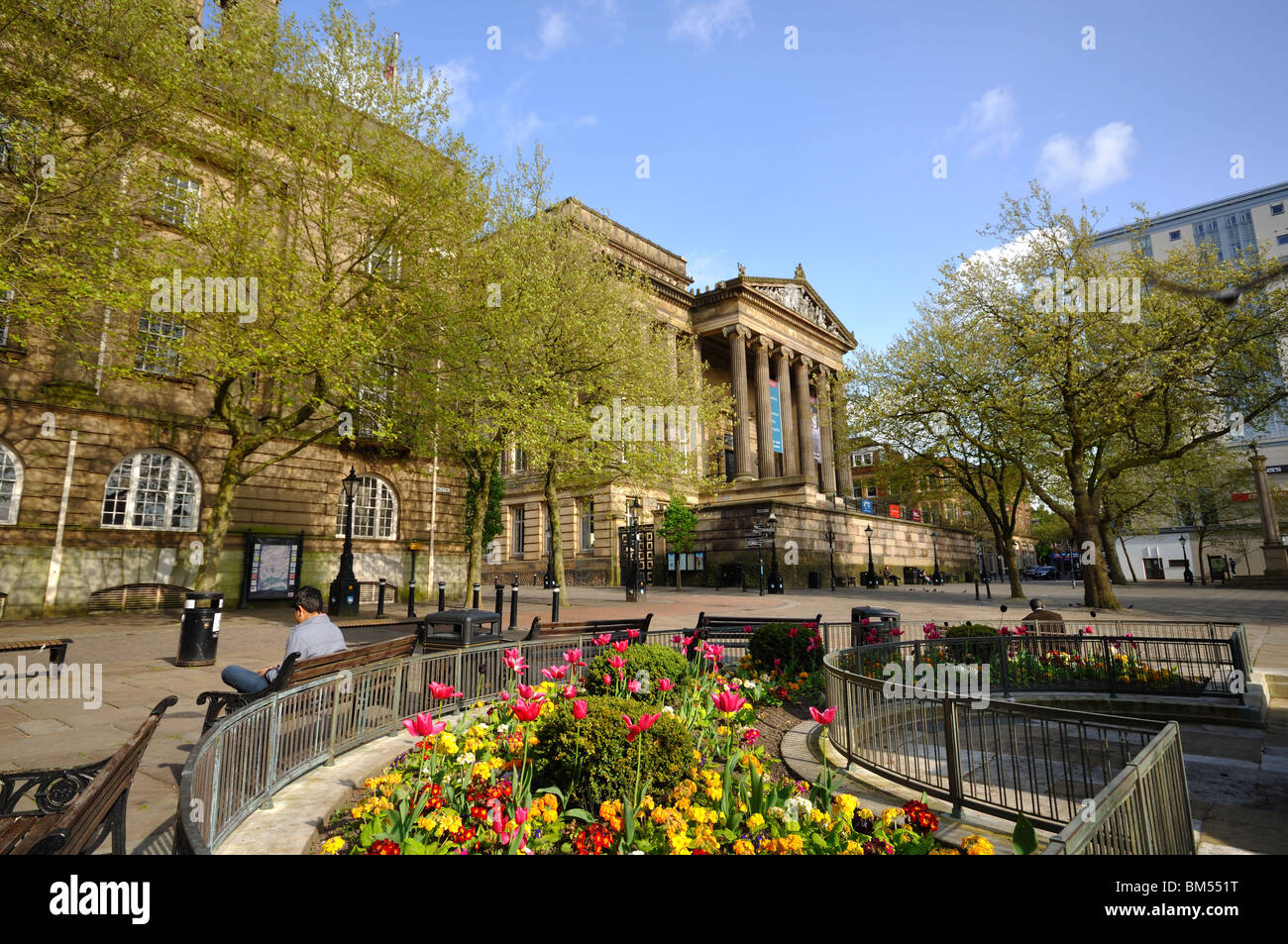 Frühling Blumen und der Harris Bibliothek & Museum Preston Lancashire Stockfoto