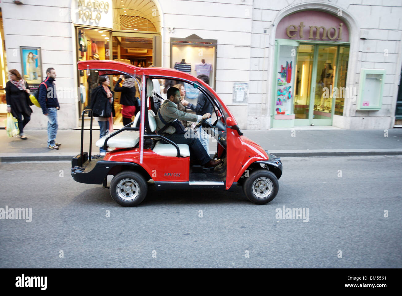 ein Mann fahren ein Elektro-Auto in der Mitte Rom Italien Stockfoto