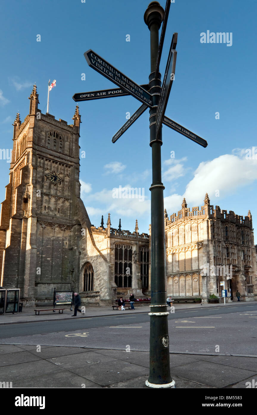Hauptplatz in Cotswolds Stadt von Cirencester mit St John the Baptist Church Stockfoto
