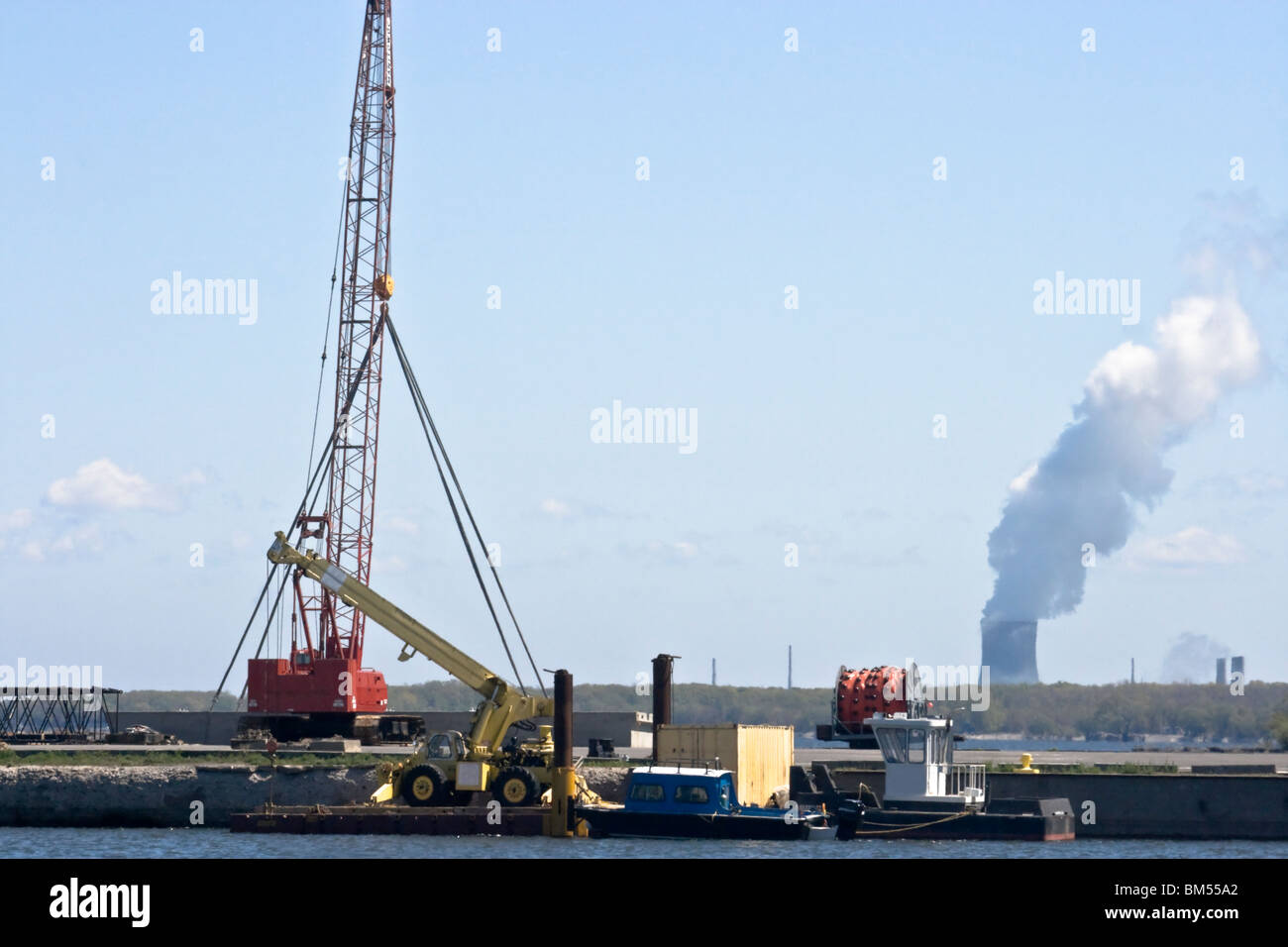 Küstenwache-Werft mit neun Meile Kernkraftwerk im Hintergrund. Ontario-See, Oswego, NY Stockfoto
