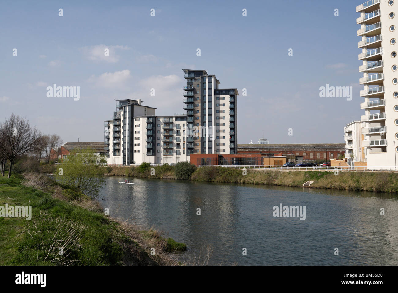 Wohnungsbau am Flussufer, River Taff Cardiff, Wales, Vereinigtes Königreich, moderne Wohnungen, britische städtische Wohnungen Stockfoto