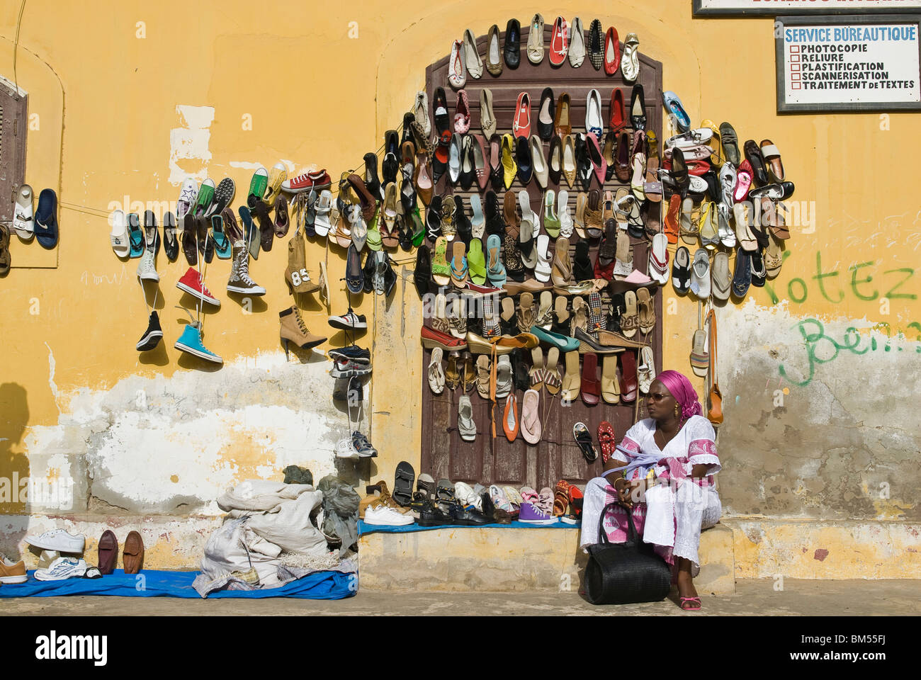 Frauen Schuhe in den Straßen von Sant Louis zu kaufen. Senegal, Afrika. Stockfoto