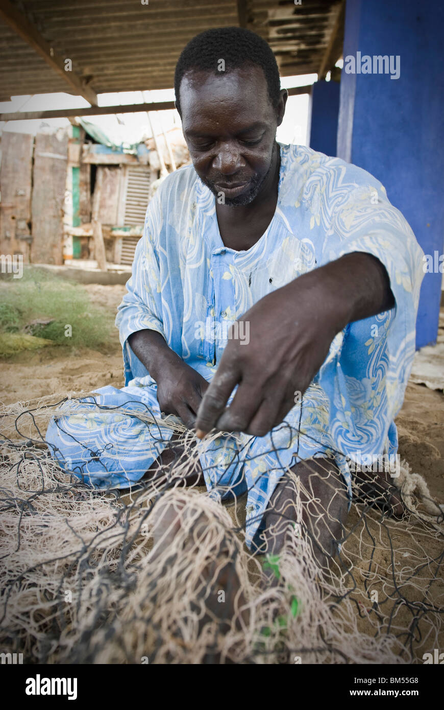 Fischer seine Fischernetz zu reparieren. Sant Louis, Senegal, Afrika. Stockfoto