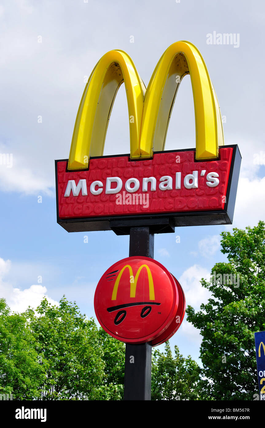 McDonald's Restaurant Zeichen, zwei Flüsse Shopping Centre, Staines-upon-Thames, Surrey, England, Vereinigtes Königreich Stockfoto