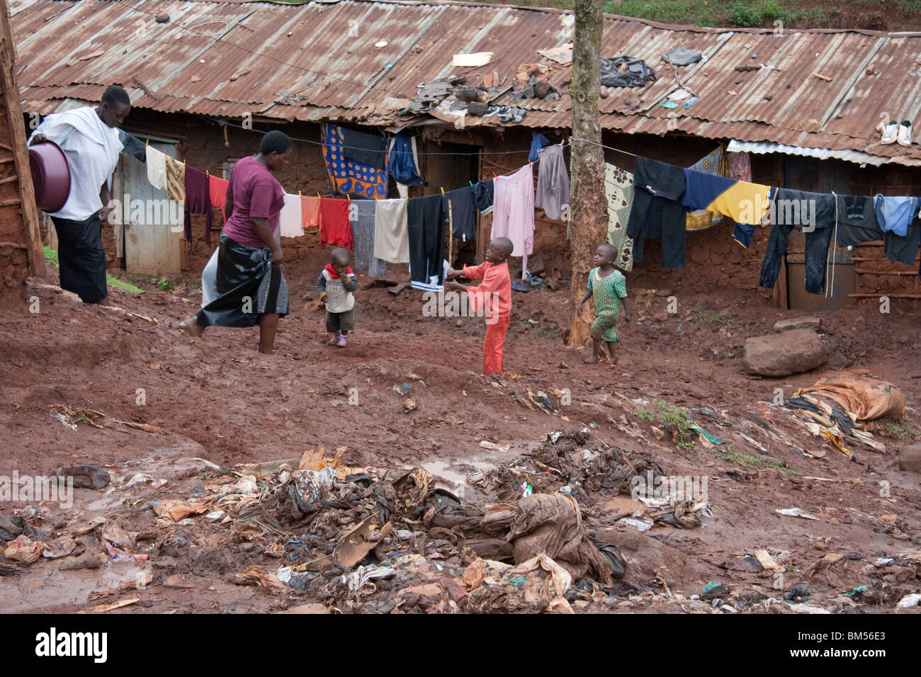 Leben im Slum von Kibera, Wäschetrocknen an Wäscheleinen (Nairobi, Kenia) Stockfoto