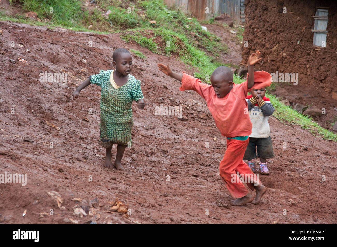 Die Kinder sind immer die Kinder, Kibera, Nairobi, Kenia. Stockfoto