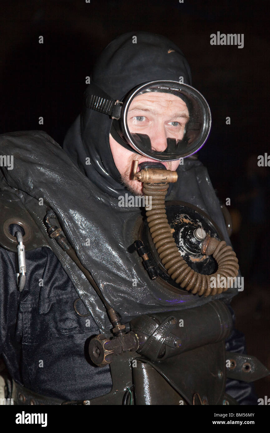 1950er Jahren Abstand Taucher Breathing Apparatus verwendet in Tauchgeschichte anzeigen Wookey Hole England UK Stockfoto