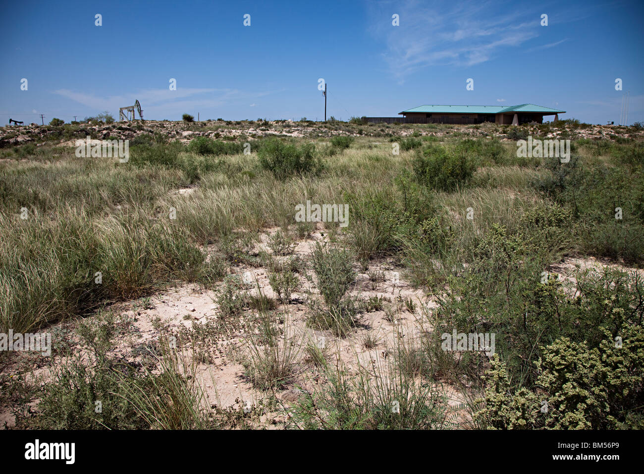 Unterseite des Odessa Meteorkrater mit Museum und Visitor Center im Hintergrund Texas USA Stockfoto