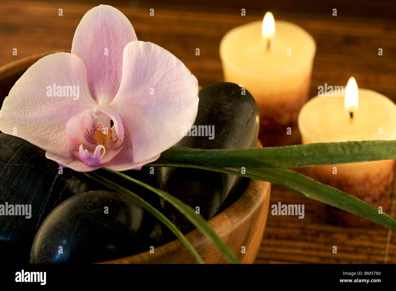 Zen-artige Szene mit Blumen und Kerzen Stockfoto