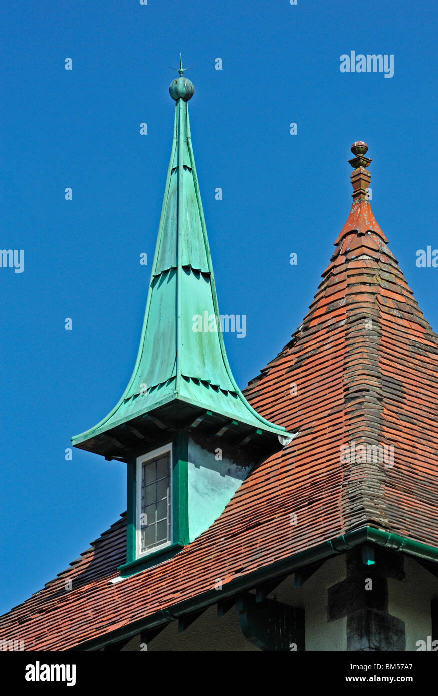 Dachfenster und Spirelet. 'Hillcote', 80, Gillinggate, Kendal, Cumbria, England, Vereinigtes Königreich Europas. Stockfoto